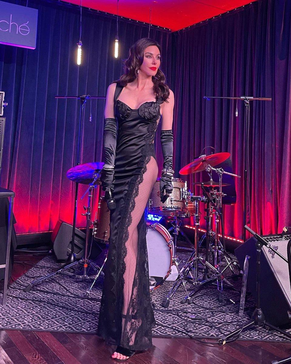 Defne Samyeli, kalça dekolteli elbise giydi