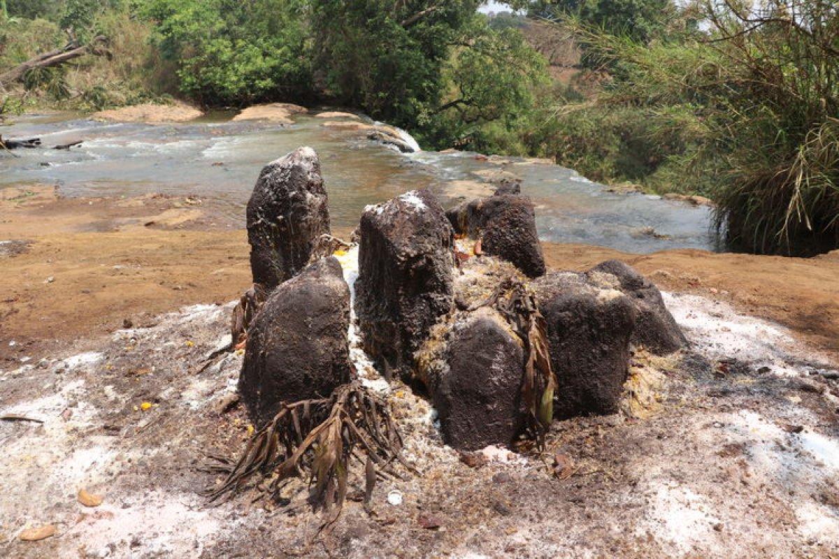 Sömürgecilerin öldürdüğü yakınlarının nehirde yaşadığına inanan Bamilikeler