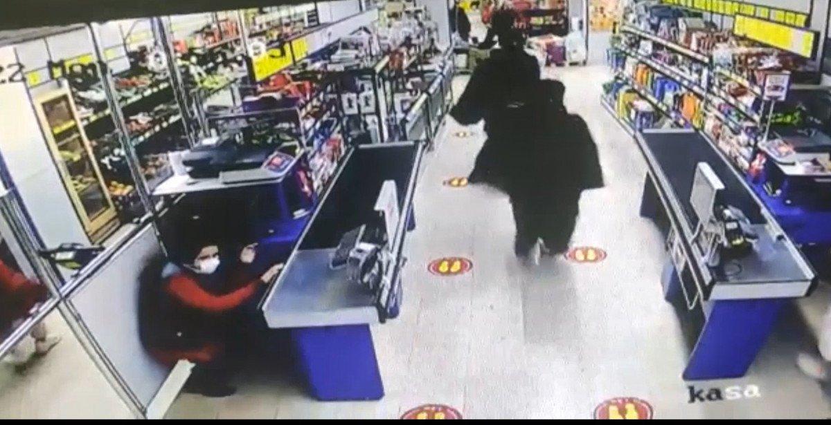 Sultanbeyli’de, oyuncak silahla market soymaya kalkan çarşaflı şüpheliler yakalandı