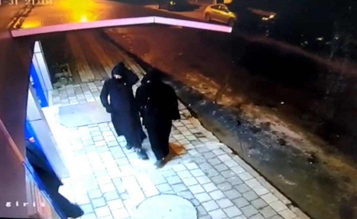 Sultanbeyli’de, oyuncak silahla market soymaya kalkan çarşaflı şüpheliler yakalandı