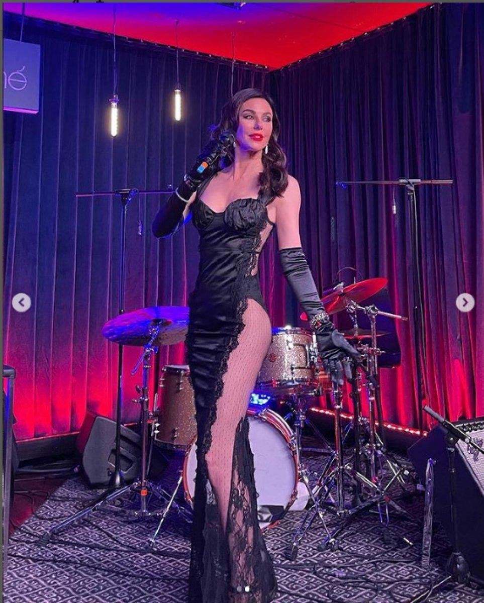 Defne Samyeli, kalça dekolteli elbise giydi