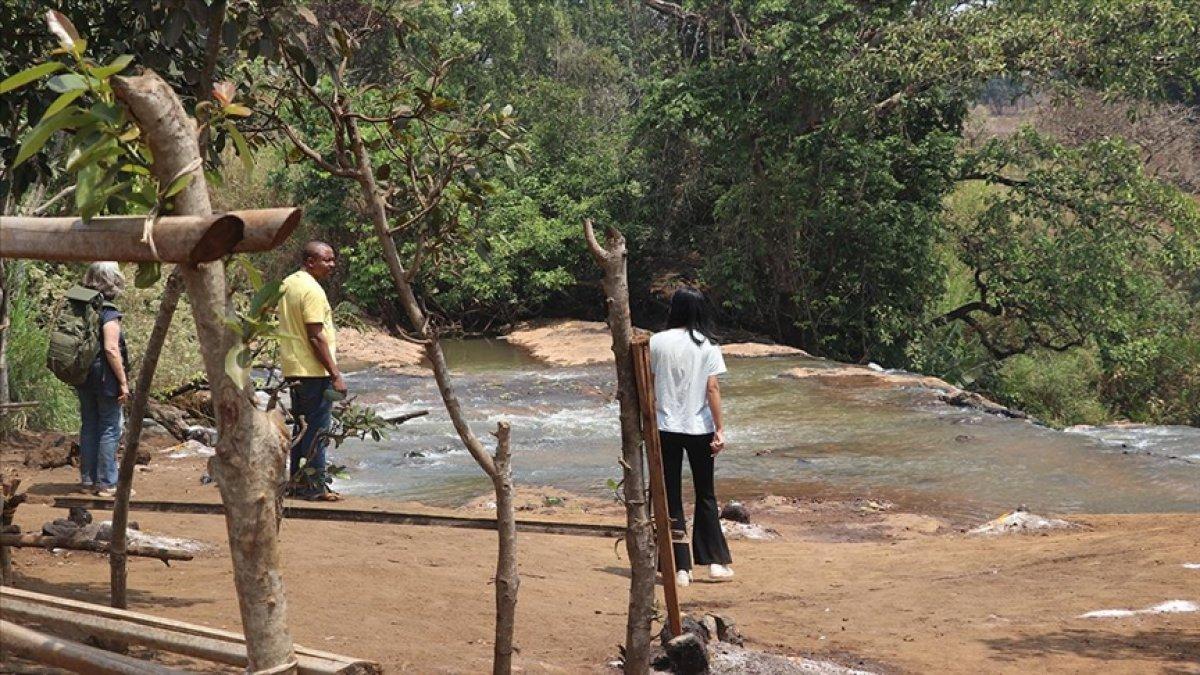 Sömürgecilerin öldürdüğü yakınlarının nehirde yaşadığına inanan Bamilikeler