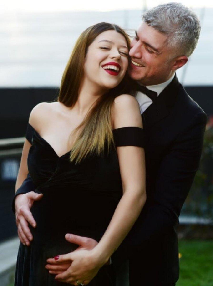 Özcan Deniz, sahnede yemin etti