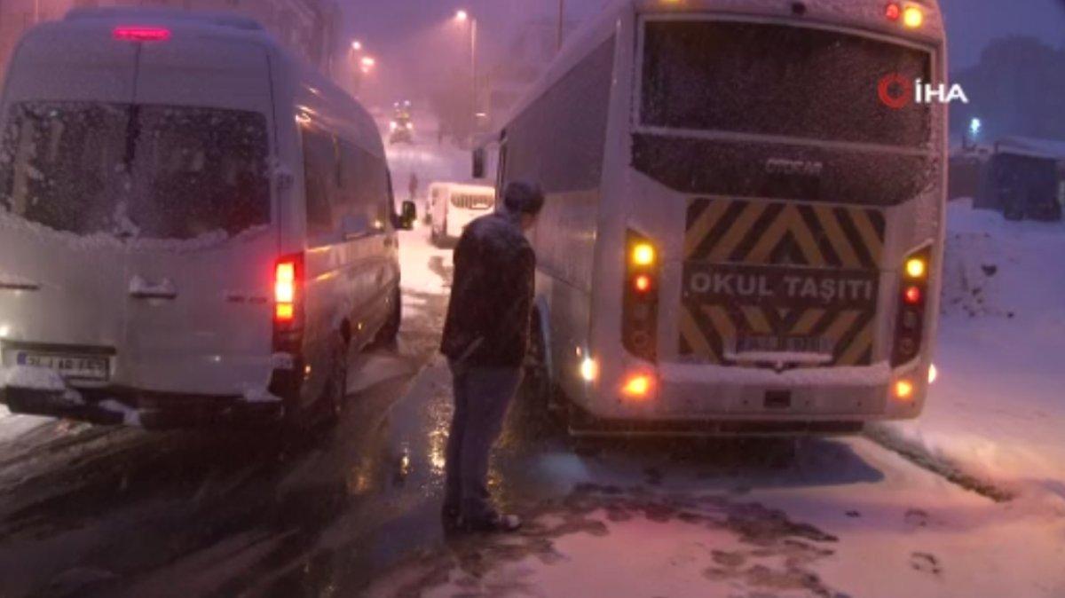 Esenyurt'ta yolda kalan sürücü: Kimse dışarı çıkmasın, sadece kaza yaparlar