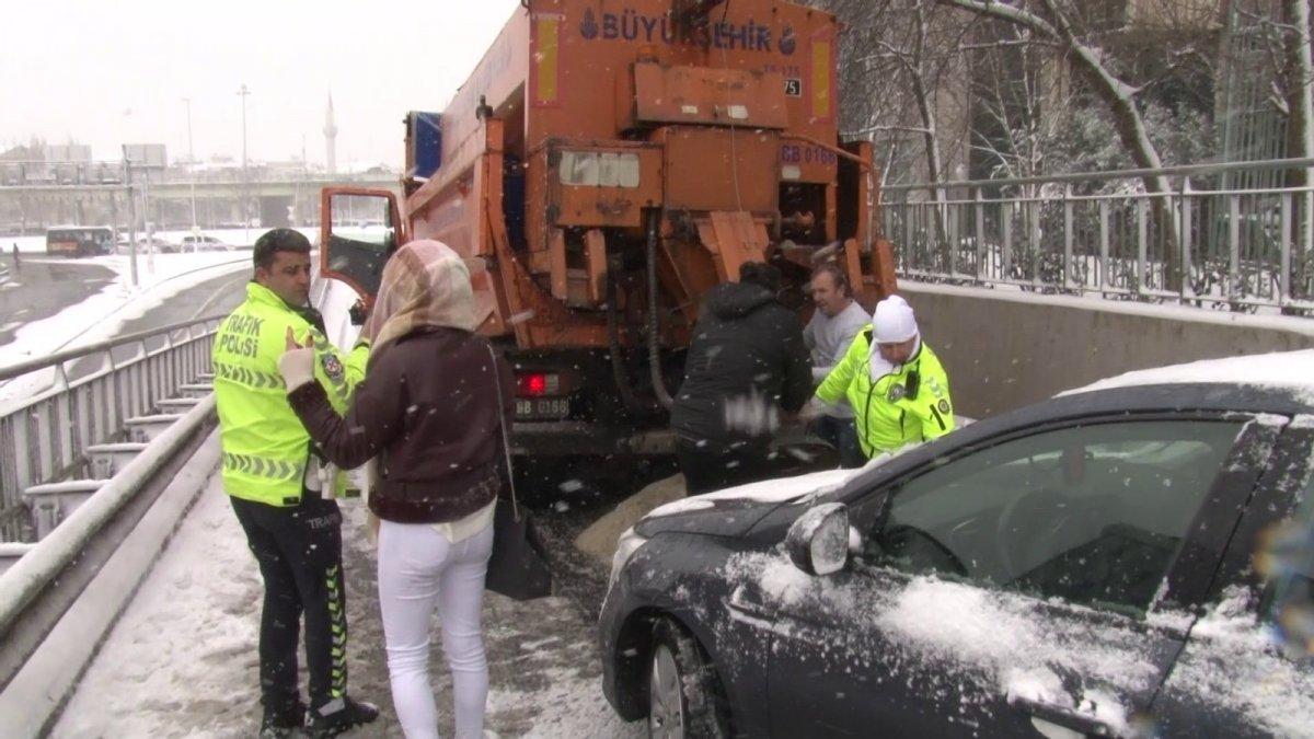 Üsküdar'da yolda mahsur kalan kadın sürücüden gazetecilere tepki