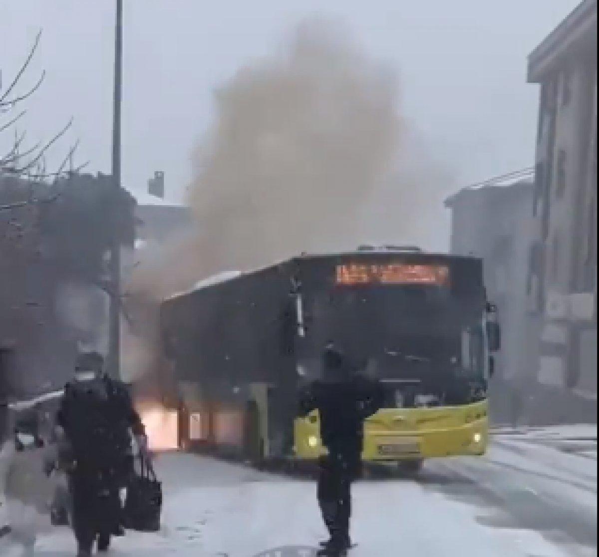 İETT araçları, kar nedeniyle yollarda kalıyor