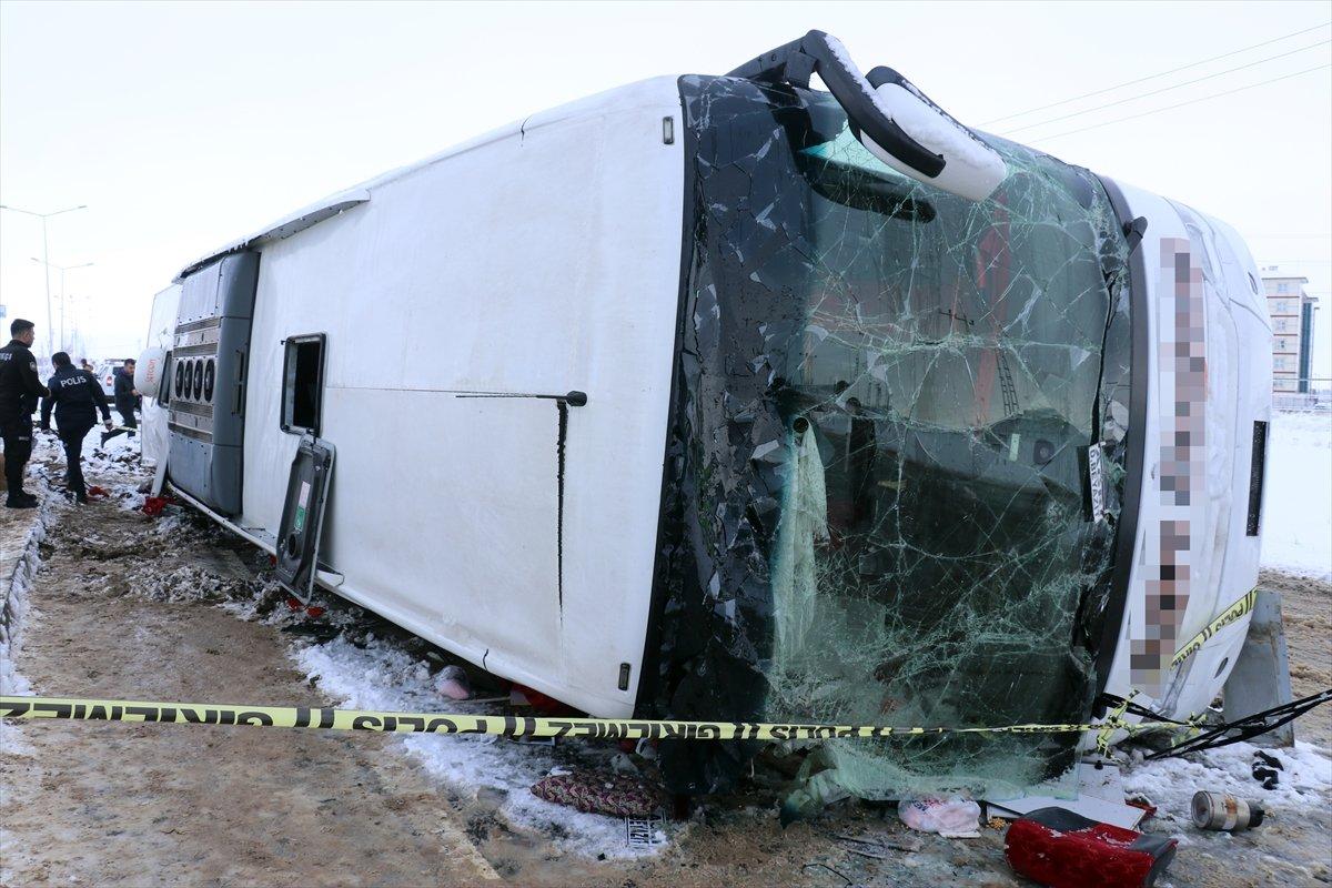 Ağrı'da yolcu otobüsü devrildi: 12 yaralı