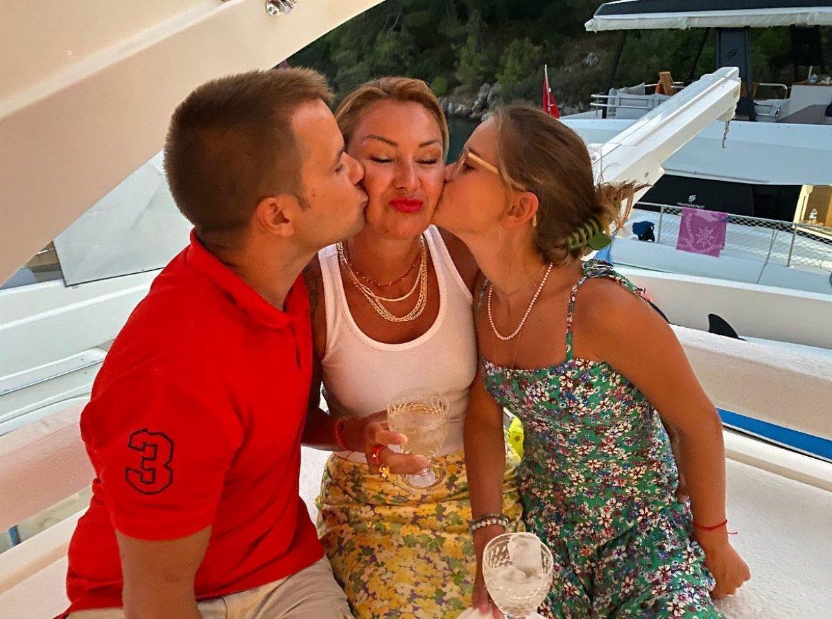 Pınar Altuğ,  taytlı tulumuyla amuda kalktı