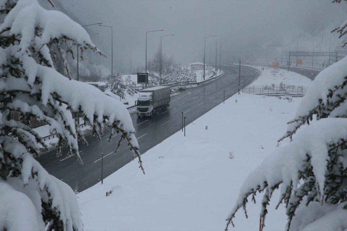 Bolu Dağı Tüneli'nde kar ve sis etkili