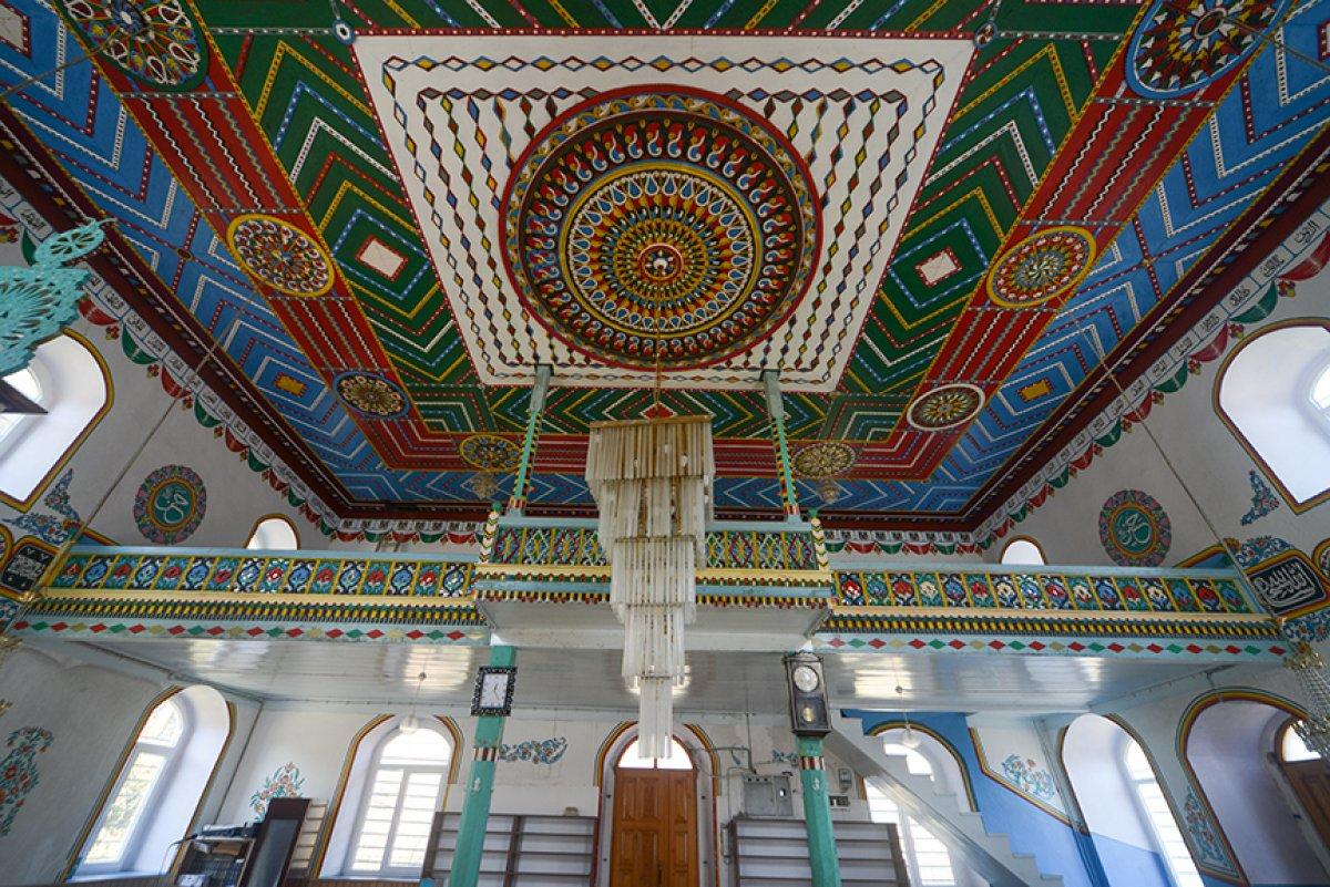 700 yıllık cami ahşap sanatının zengin örneklerini barındırıyor