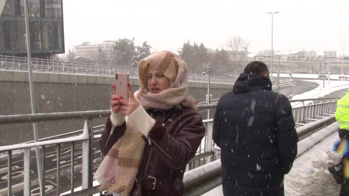 Üsküdar'da yolda mahsur kalan kadın sürücüden gazetecilere tepki