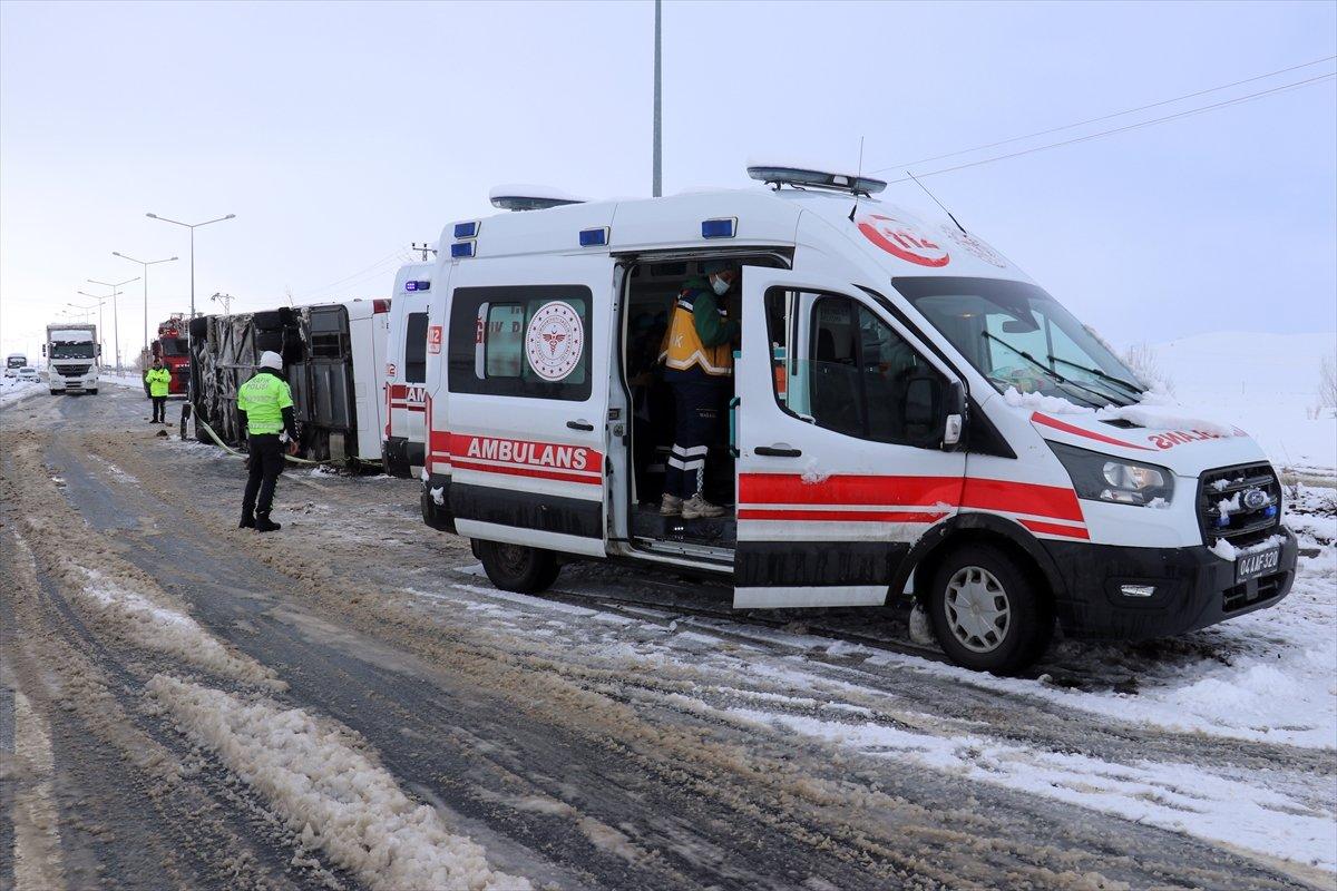 Ağrı'da yolcu otobüsü devrildi: 12 yaralı
