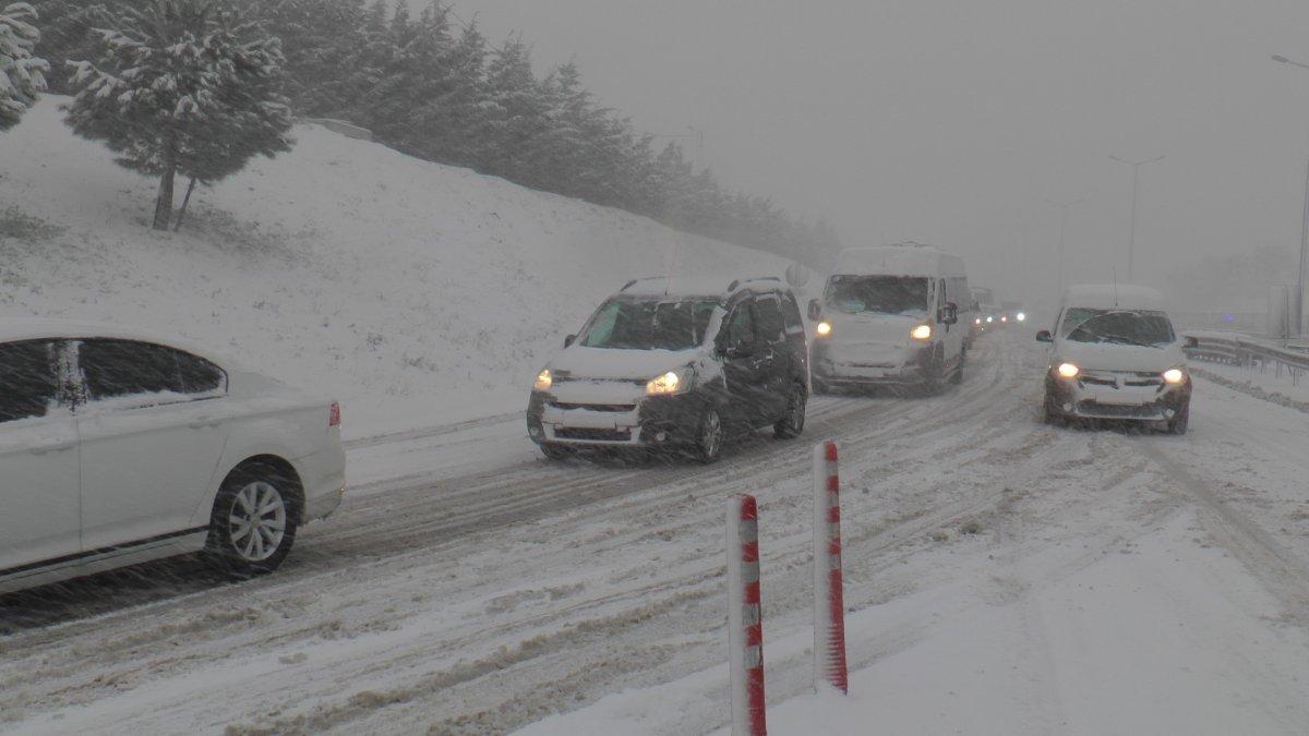 İstanbullulardan kar tepkisi: Ekrem İmamoğlu sınıfta kaldı