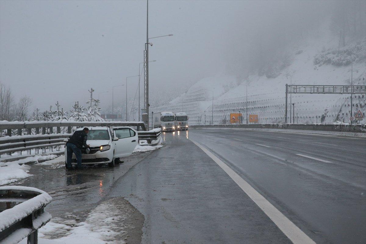 Bolu Dağı Tüneli'nde kar ve sis etkili