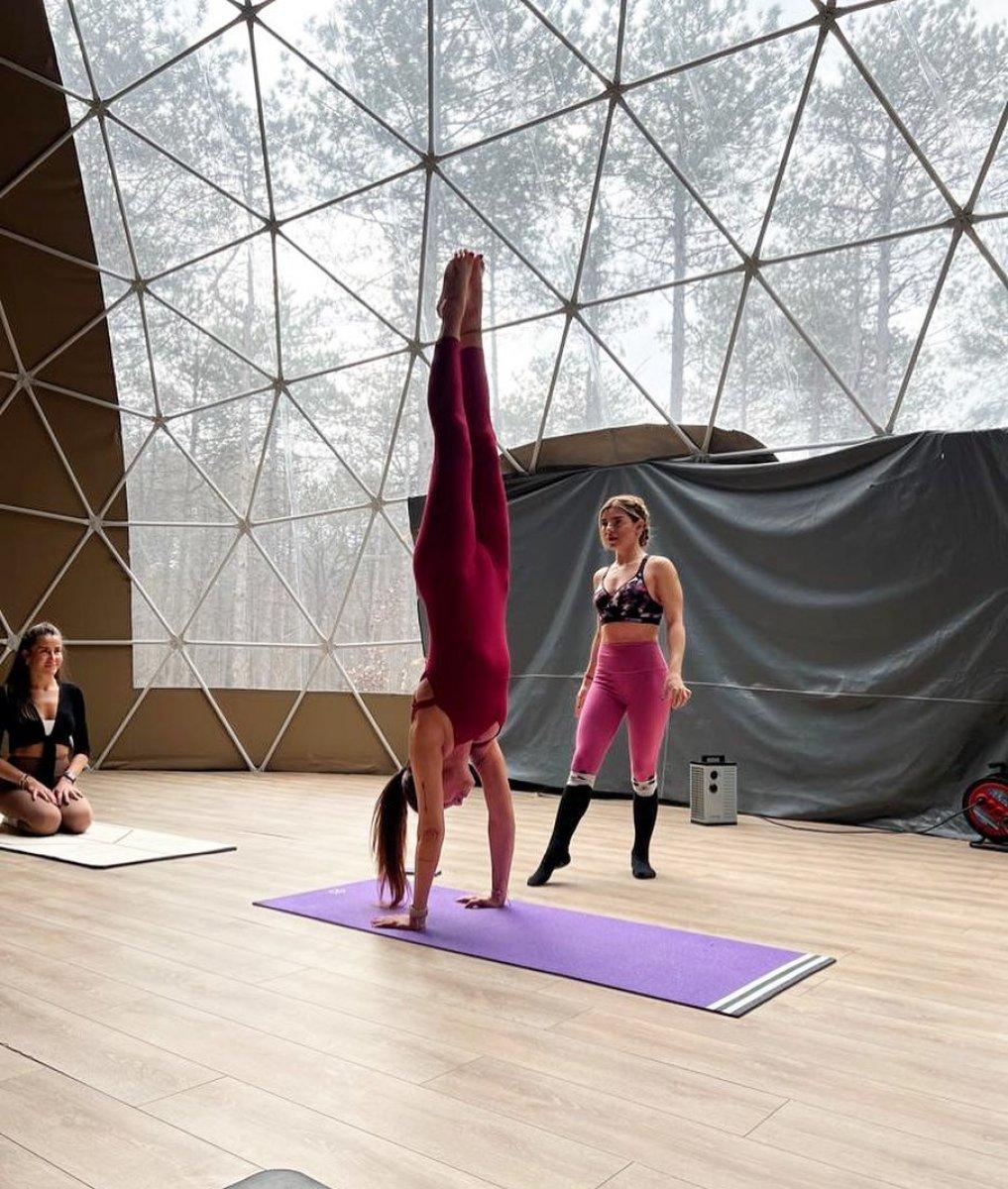 Pınar Altuğ,  taytlı tulumuyla amuda kalktı