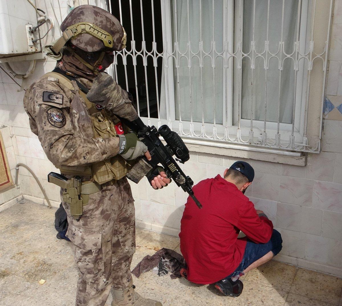 Adana'da bonzai yakalatan şahıs hüngür hüngür ağladı