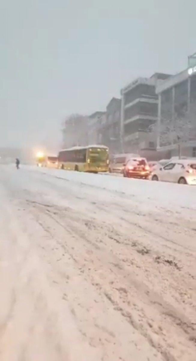 İETT araçları, kar nedeniyle yollarda kalıyor