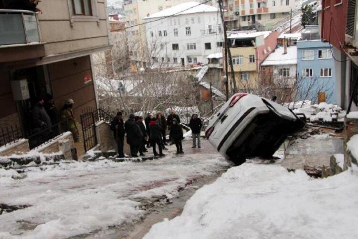 Kağıthane'de buzlu yolda kayan araç doğalgaz kutusuna çarptı