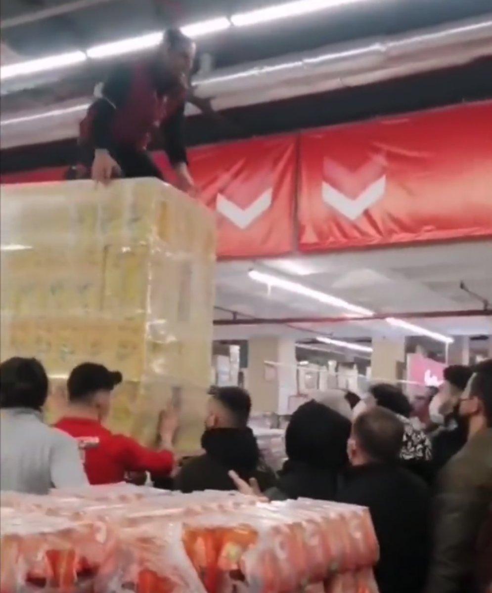 İstanbul’da, zincir markette ayçiçek yağı izdihamı