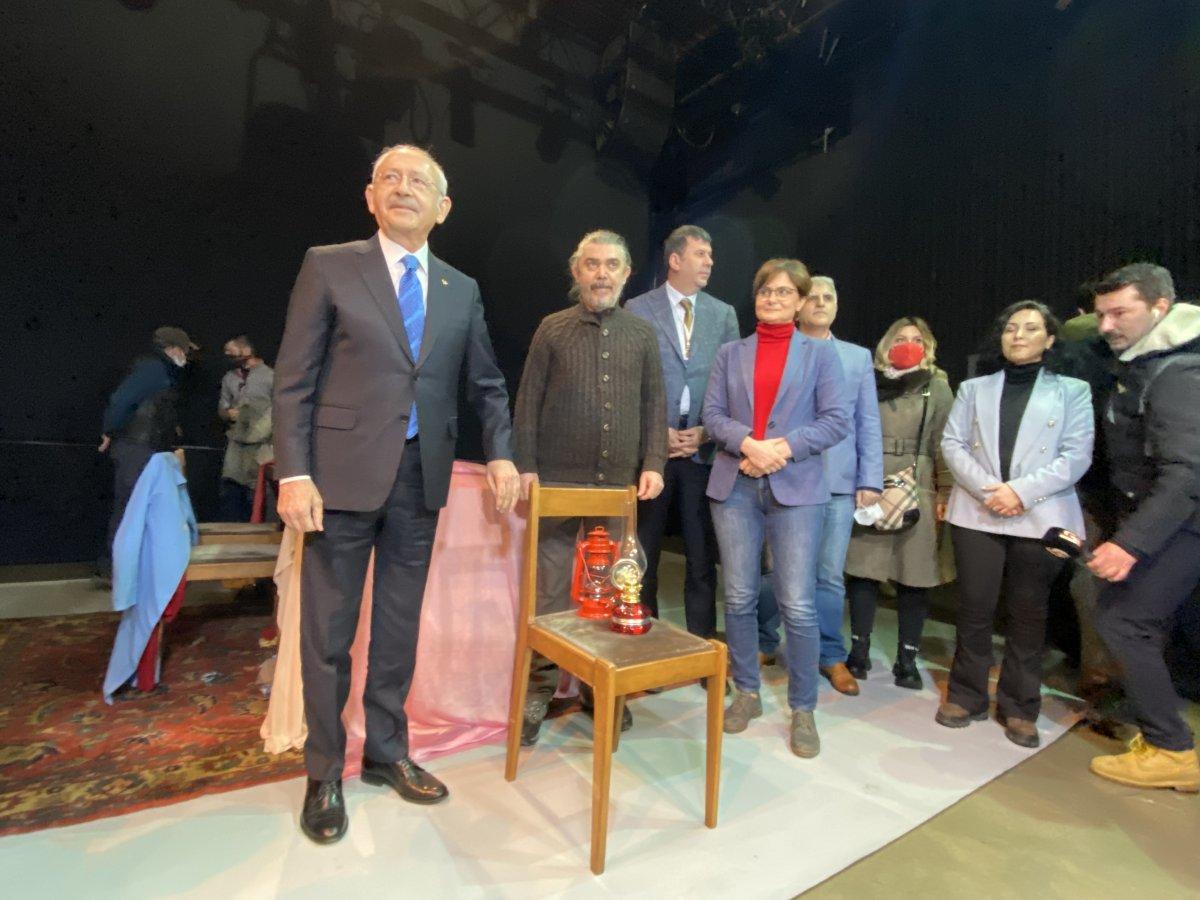 Kılıçdaroğlu, elektrikleri kesilen Moda Sahnesi'ne kandille geldi