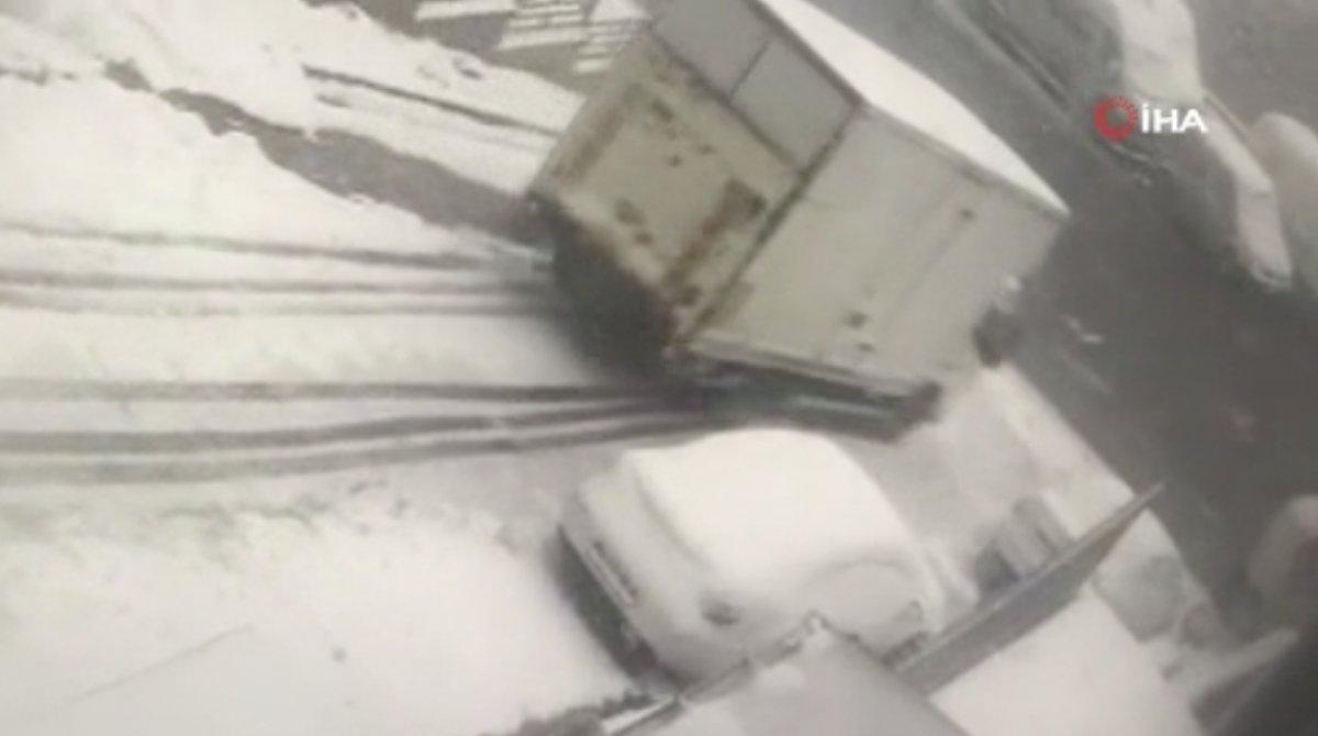 İstanbul'da karda kayan kamyonetin devrilme anı