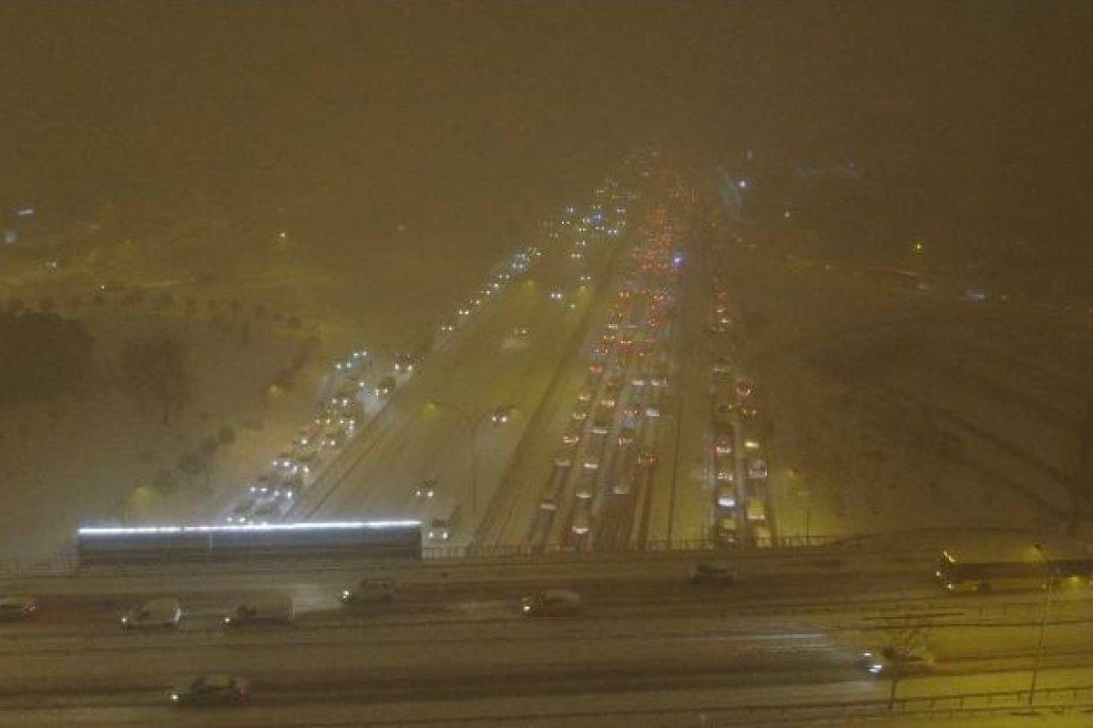 İstanbul'da yoğun kar yağışı nedeniyle birçok araç mahsur kaldı