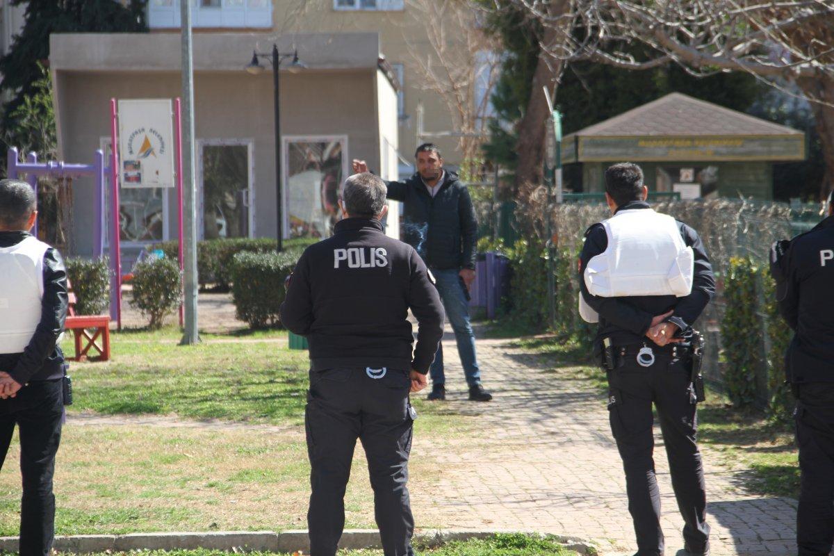 Antalya’da açığa alınan özel harekatçı, polis eşine silahla tehditler savurdu