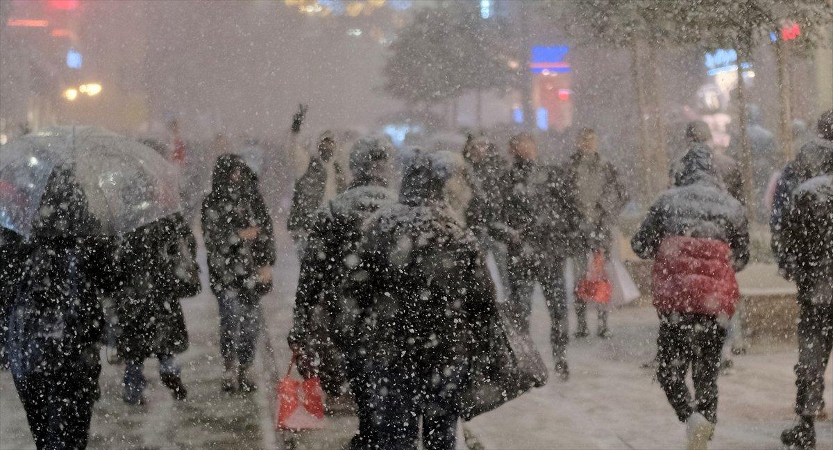 İstanbul'da kar etkili olmaya devam ediyor