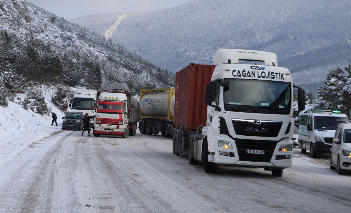 Denizli'de polisler, kapanan yolu küreklerle tuz atarak açtı