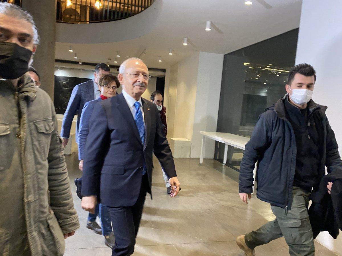 Kılıçdaroğlu, elektrikleri kesilen Moda Sahnesi'ne kandille geldi