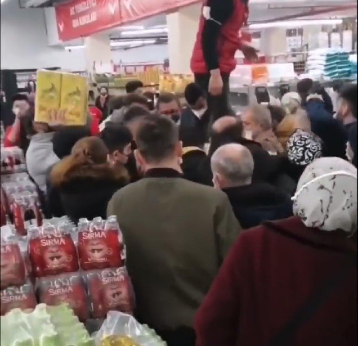 İstanbul’da, zincir markette ayçiçek yağı izdihamı