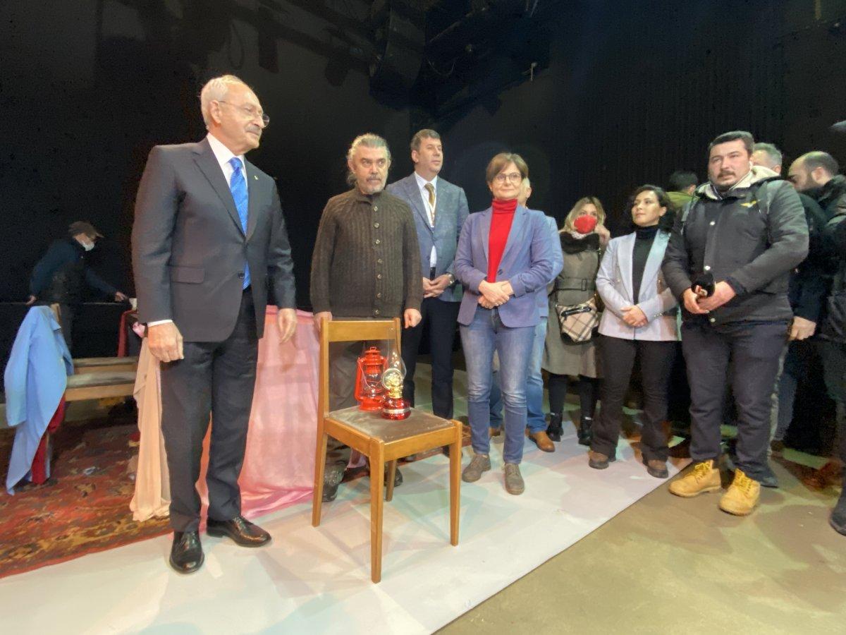 Kılıçdaroğlu, elektrikleri kesilen Moda Sahnesi'ne kandille geldi