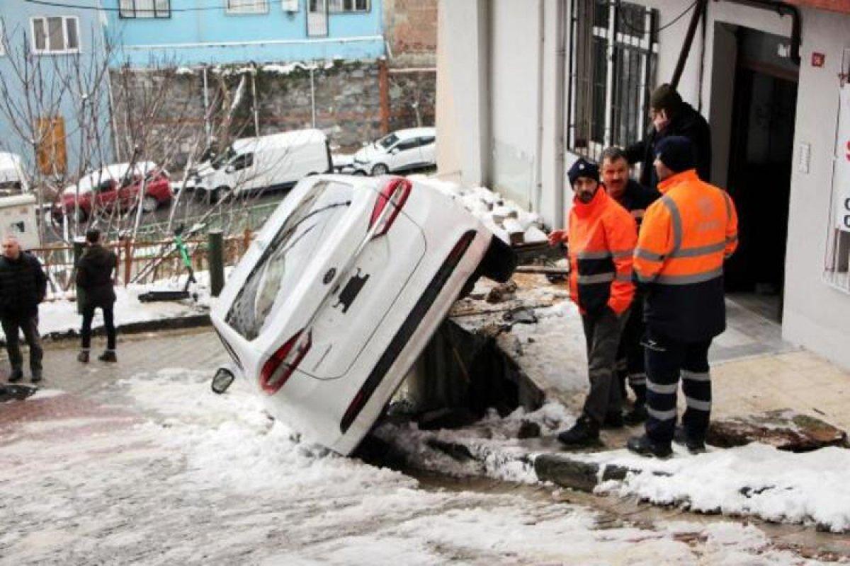 Kağıthane'de buzlu yolda kayan araç doğalgaz kutusuna çarptı