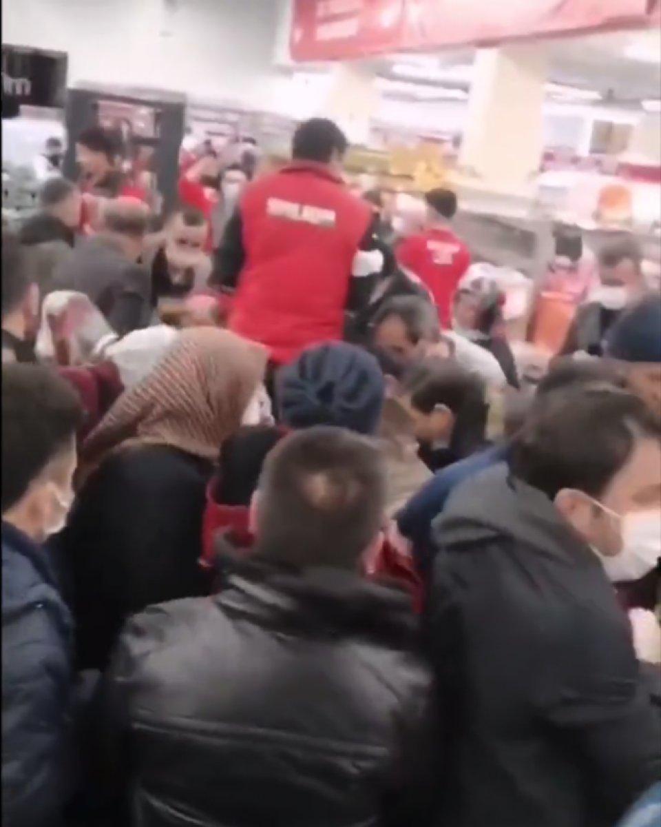 İstanbul’da, zincir markette ayçiçek yağı izdihamı