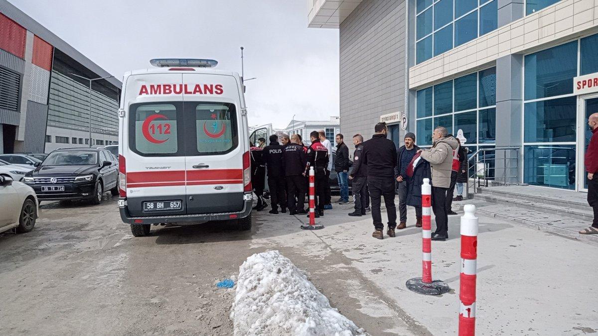 Sivas'ta olimpik havuzda başını mermere çarpan adam kurtarılamadı