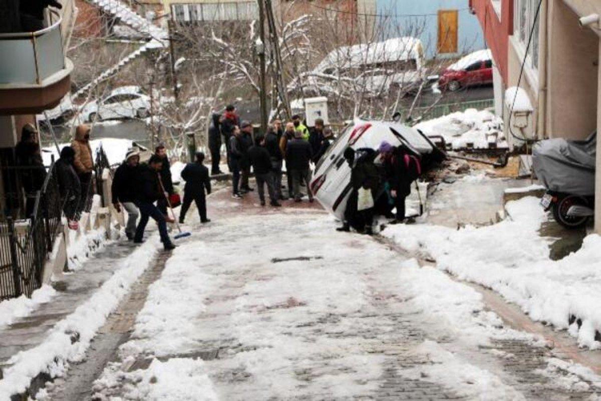 Kağıthane'de buzlu yolda kayan araç doğalgaz kutusuna çarptı