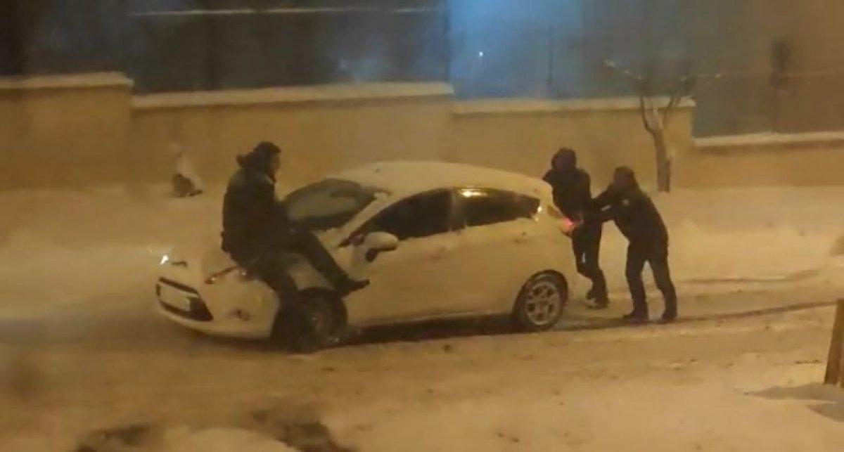 İstanbul'da yoğun kar yağışı nedeniyle birçok araç mahsur kaldı