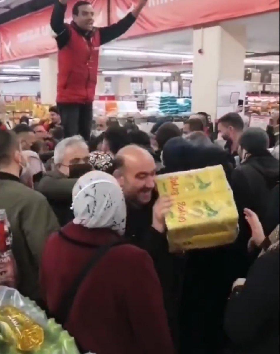 İstanbul’da, zincir markette ayçiçek yağı izdihamı