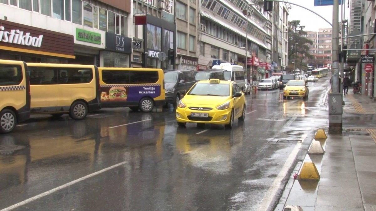 Kadıköy'de polis aracına çarpan korsan taksici yakalandı