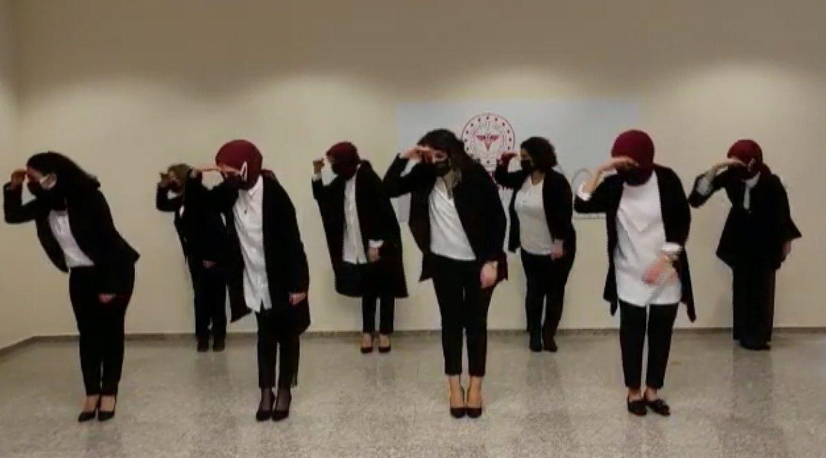 Samsun'da sağlık çalışanlarından, işaret diliyle İstiklal Marşı