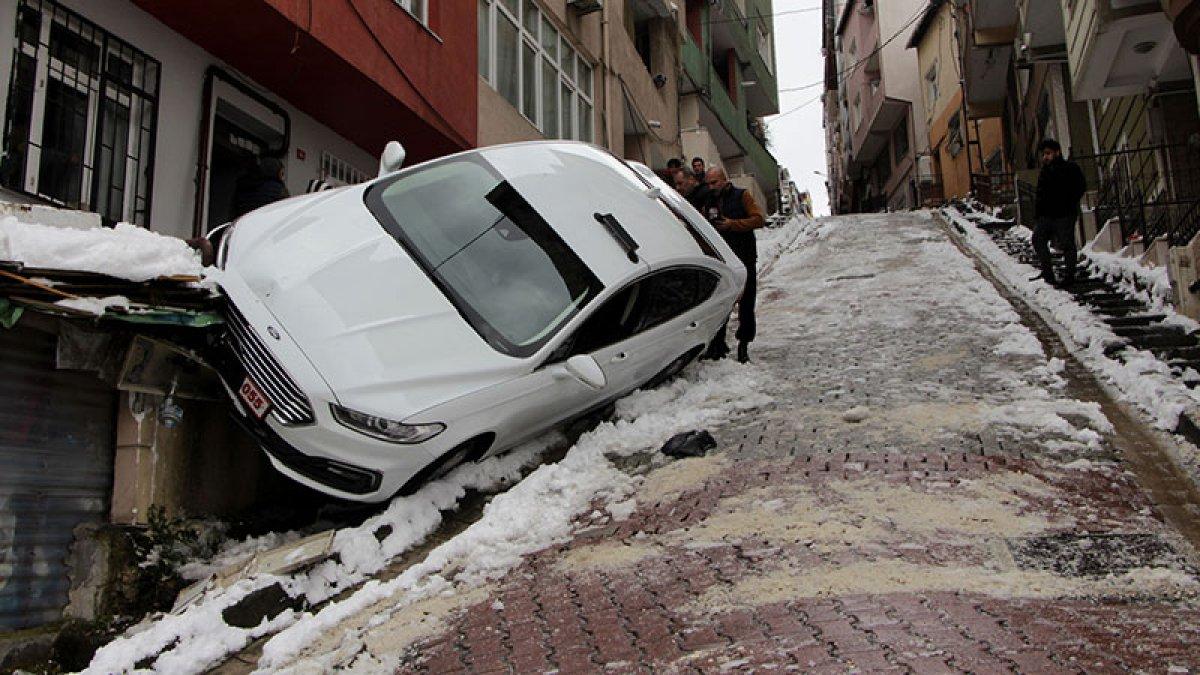 Kağıthane'de buzlu yolda kayan araç doğalgaz kutusuna çarptı