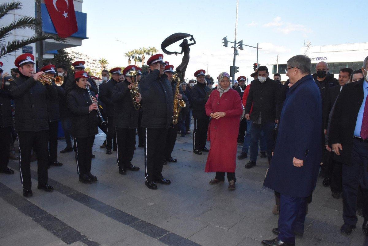 Ahmet Davutoğlu, İzmir Marşı'yla karşılandı