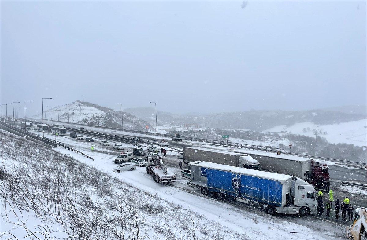 Kuzey Marmara Otoyolu'nda 4 tır birbirine girdi
