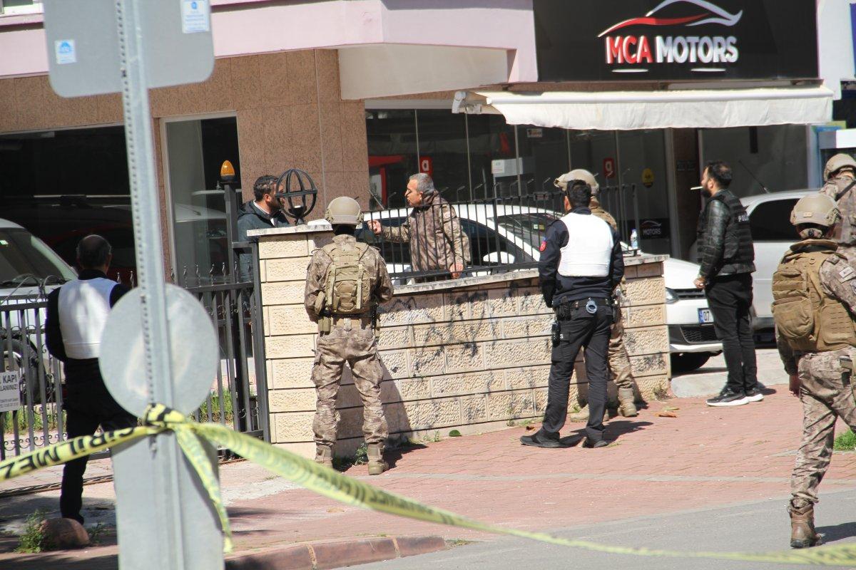 Antalya’da açığa alınan özel harekatçı, polis eşine silahla tehditler savurdu