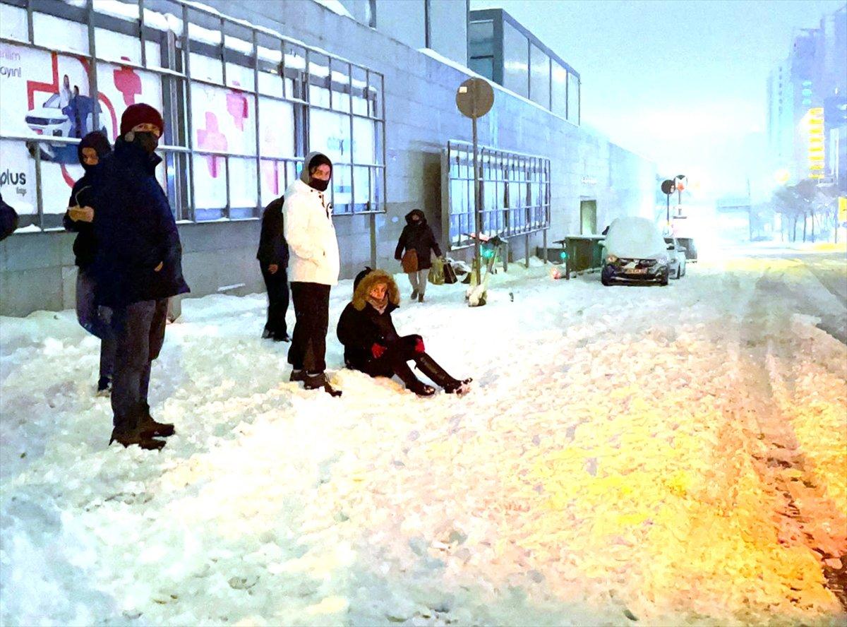 İstanbul'da yoğun kar yağışı nedeniyle birçok araç mahsur kaldı