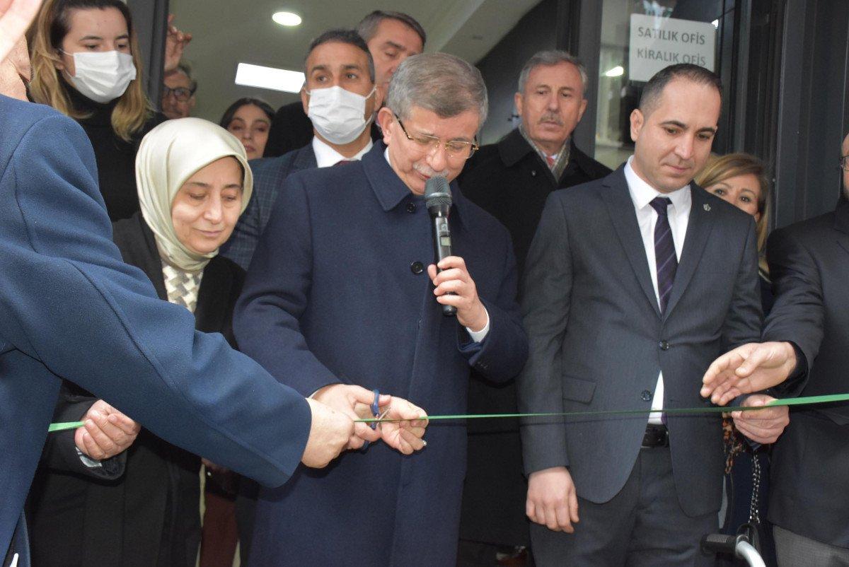 Ahmet Davutoğlu, İzmir Marşı'yla karşılandı