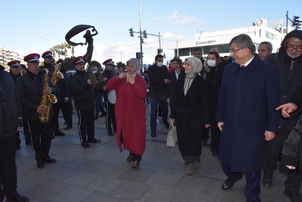 Ahmet Davutoğlu, İzmir Marşı'yla karşılandı
