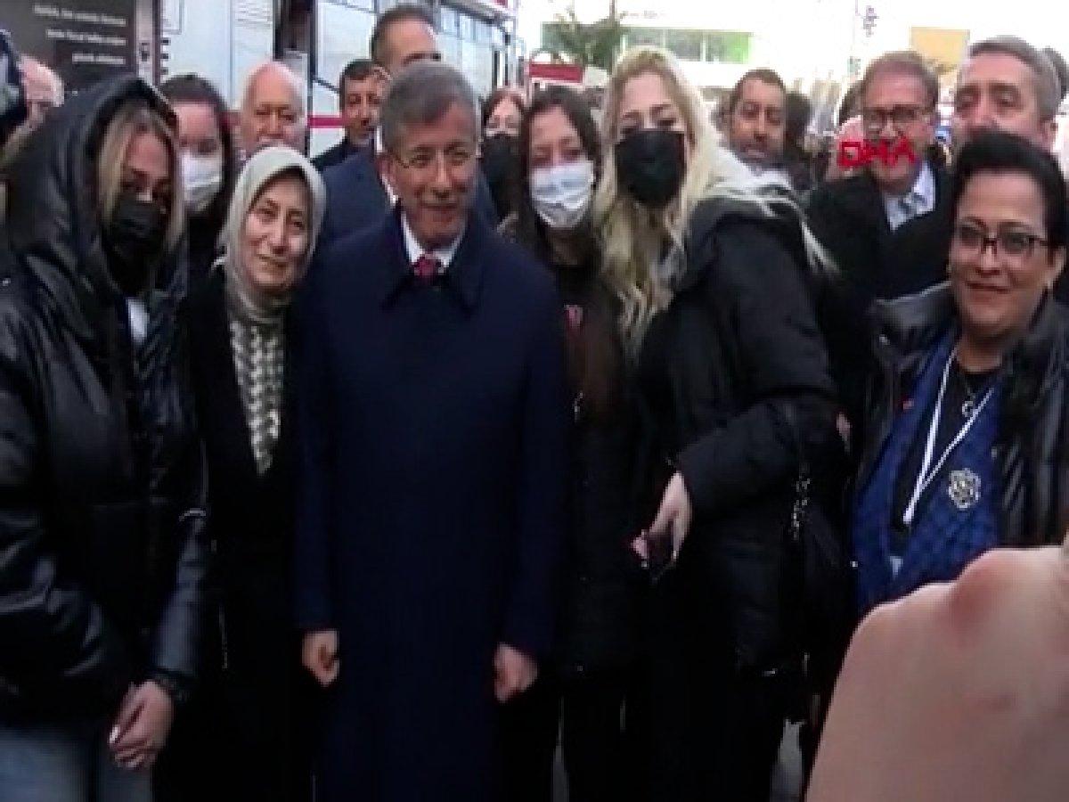 Ahmet Davutoğlu, İzmir Marşı'yla karşılandı