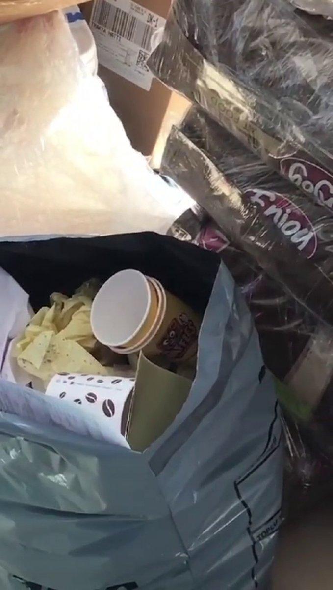 Beylikdüzü'nde sipariş ettiği bardakları, kargo çalışanları tarafından kullanıldı
