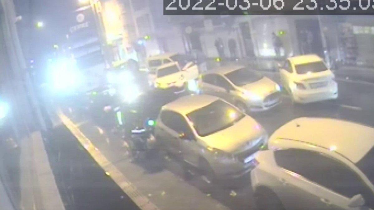 Kadıköy'de polis aracına çarpan korsan taksici yakalandı